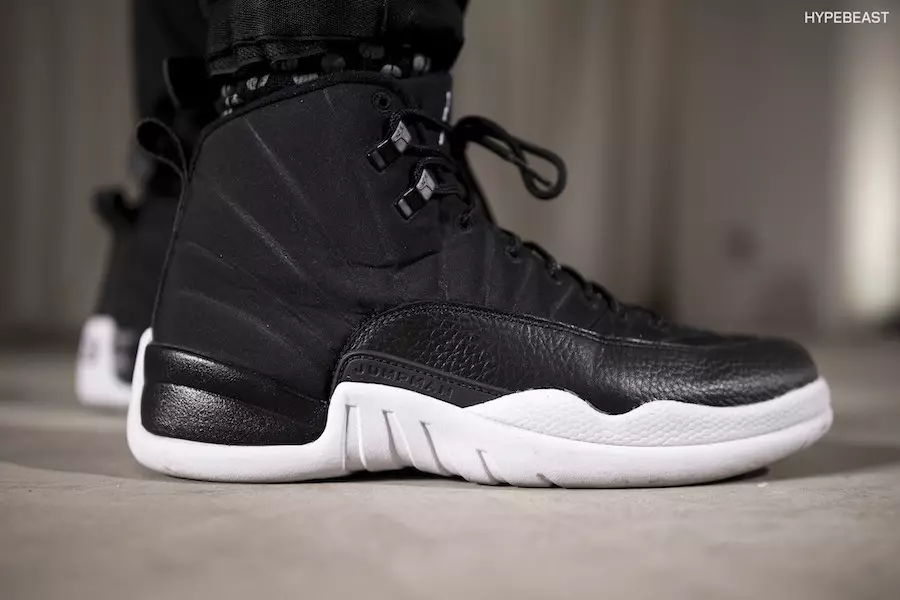 Sekolah Umum Air Jordan 12 Teman dan Keluarga Hitam Putih