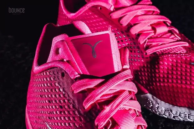 Padomājiet par Pink Nike HyperLive