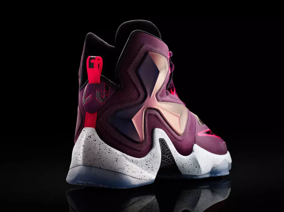 Nike LeBron 13 գրված աստղերում