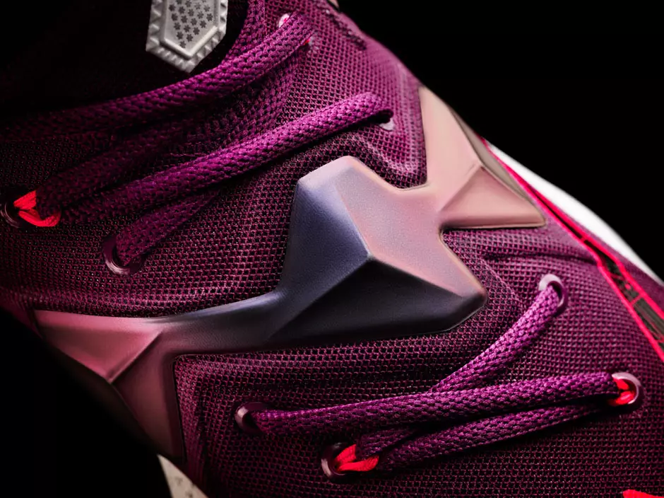 Rakstīts zvaigznēs Nike Lebron 13