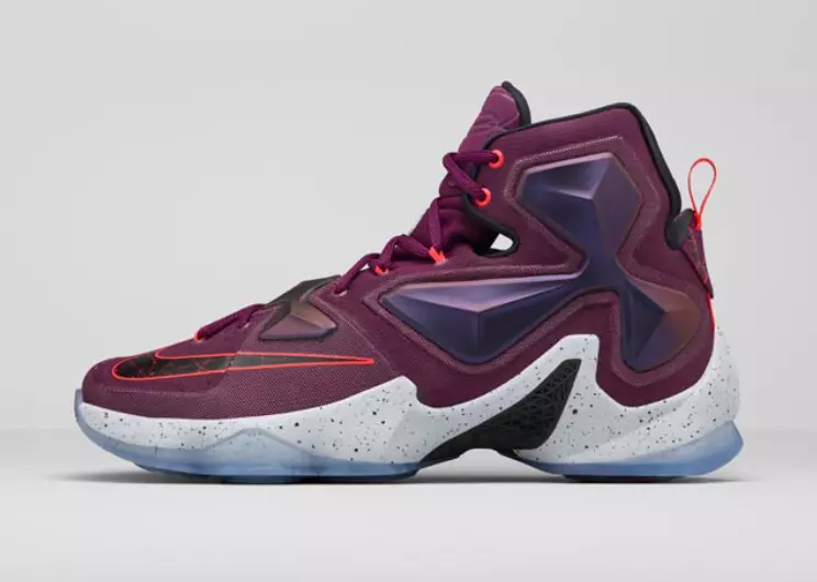 Nike LeBron 13 жұлдыздарында жазылған