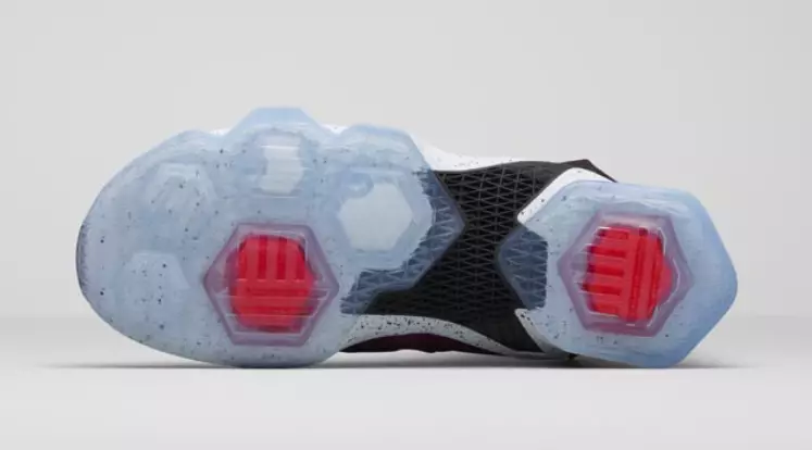 Напісана ў Stars Nike LeBron 13