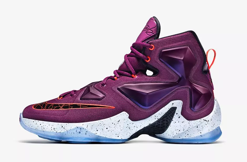 LeBron 13 Ditulis dalam Bintang