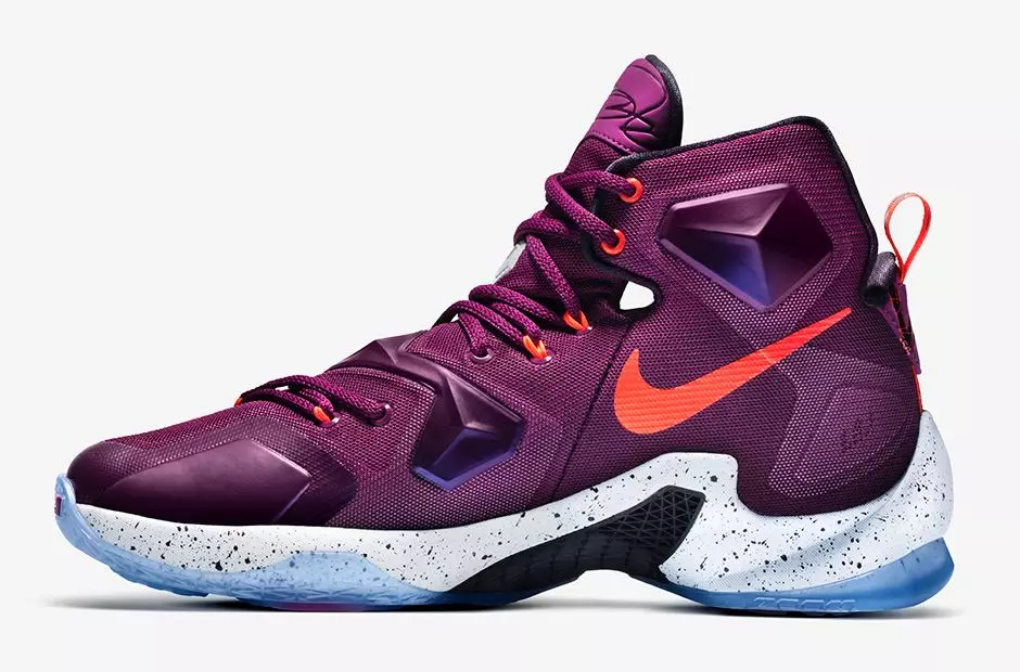 LeBron 13 escrito en las estrellas