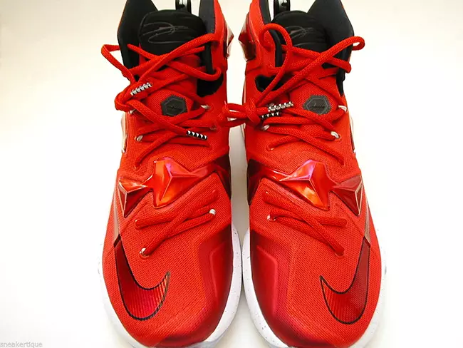 Үйде Nike LeBron 13 қол жетімді