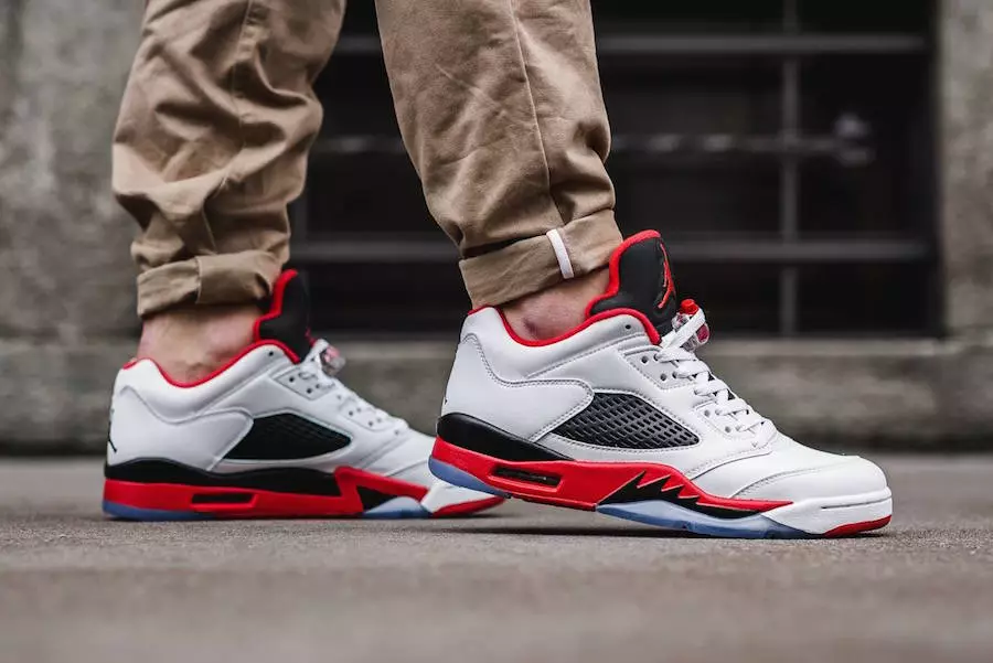 Air Jordan 5 Low Fire punainen jaloissa