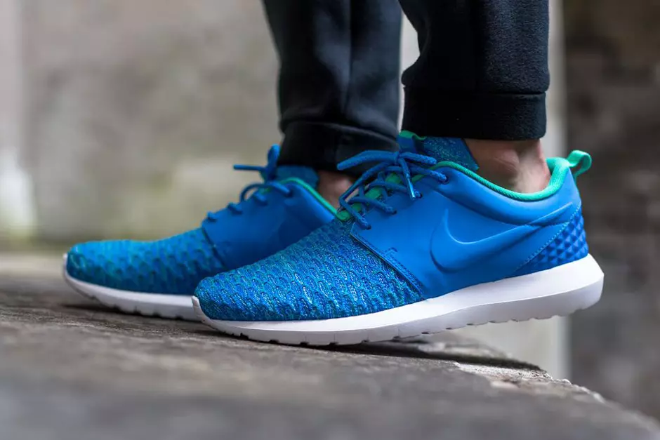 Nike Flyknit Roshe Run PRM Photo Blue, Soar Blue, Atomic Teal 746825-400. Dan Nike Flyknit Roshe Run Premium Photo Blue issa huwa disponibbli fuq Nike magħżula.