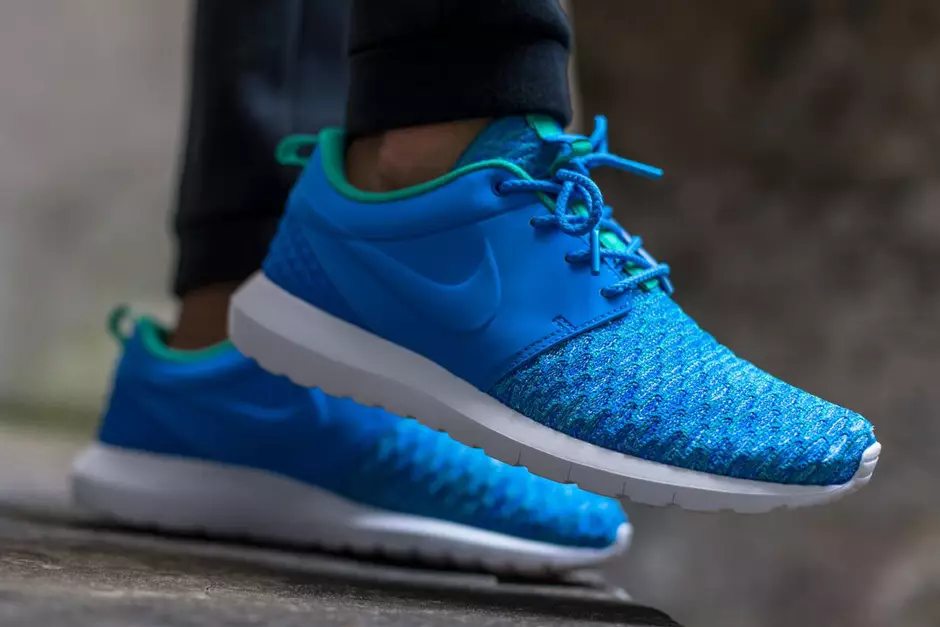 Nike Flyknit Roshe Rith PRM Grianghraf Gorm, Soar Gorm, Teal Adamhach 746825-400. Tá an Nike Flyknit Roshe Run Premium Photo Blue seo ar fáil anois ag Nike roghnaithe.