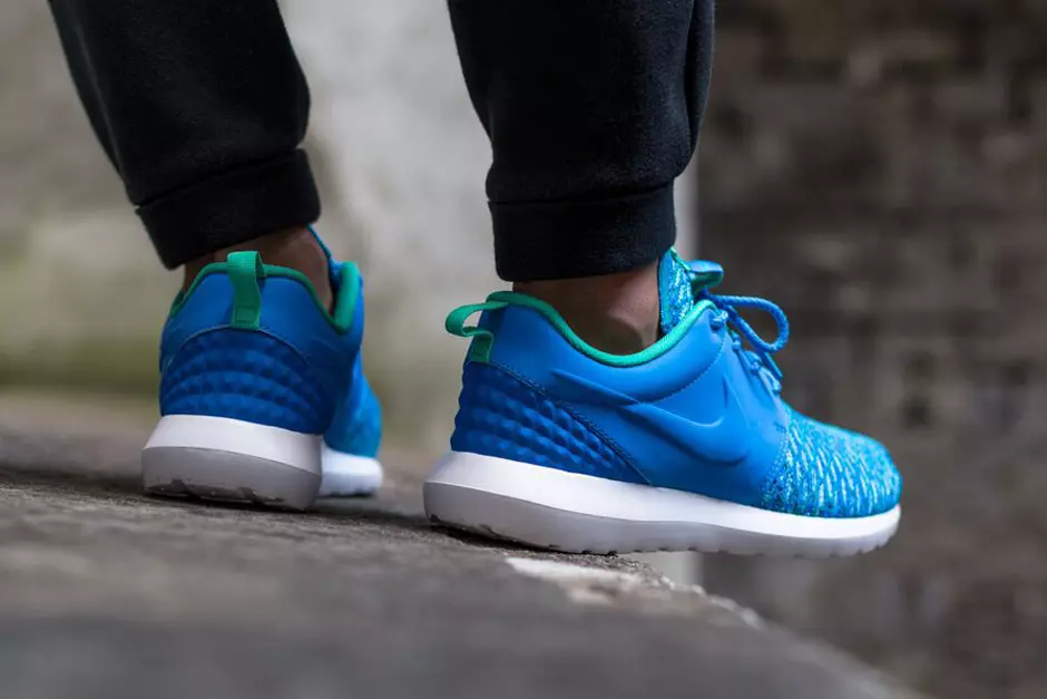 Nike Flyknit Roshe Run PRM Photo Blue, Soar Blue, Atomic Teal 746825-400. Dieser Nike Flyknit Roshe Run Premium Photo Blue ist jetzt bei ausgewählten Nike erhältlich.