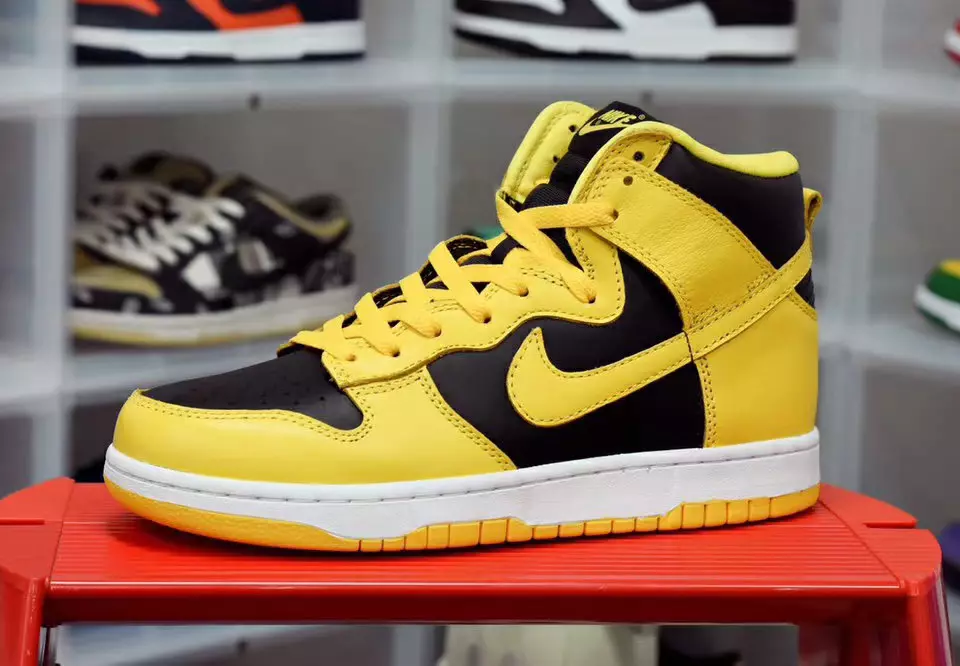 Санаи нашри Nike Dunk High Black Varsity Maize CZ8149-002