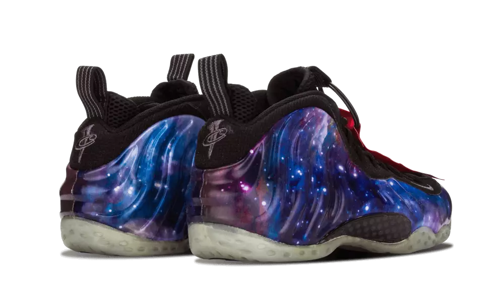 Galaxy Foams נגד Tokyo 23 Air Jordan 5