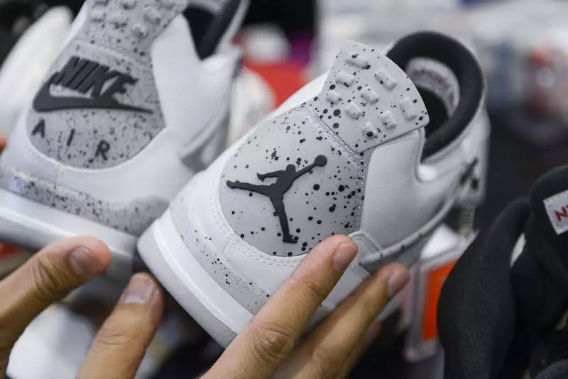 Air Jordans дизайнындағы кроссовкалар