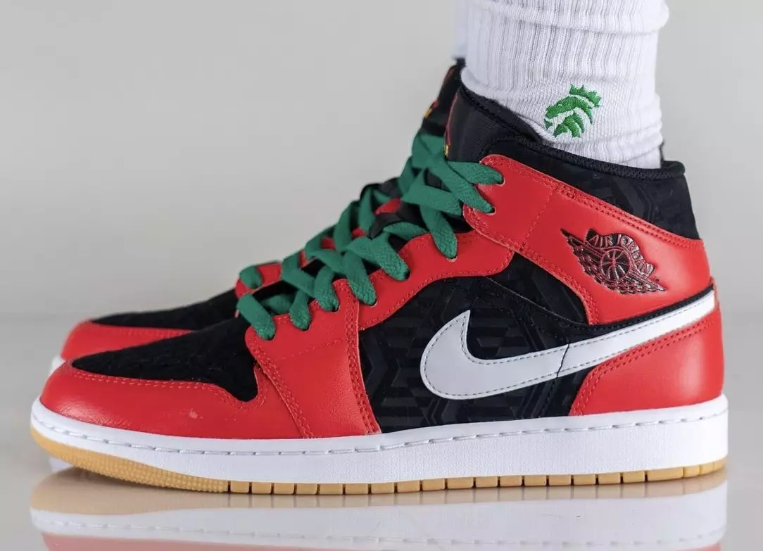 Cette Air Jordan 1 Mid est habillée pour Noël