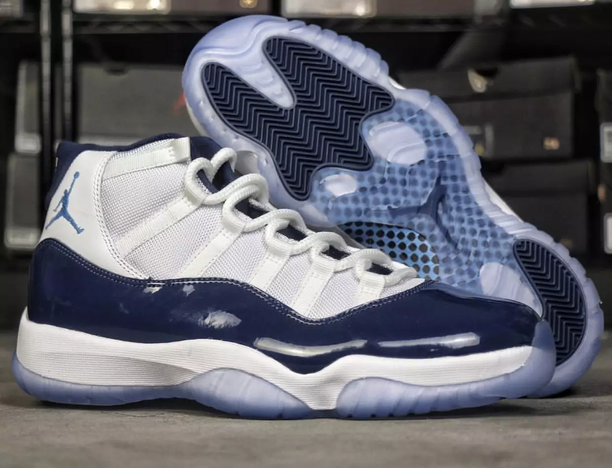 Air Jordan 11 Midnight Navy Colore: Bianco/Midnight Navy-University Blue Codice di stile: 378037-123 Data di rilascio: 24 novembre 2017 Prezzo: $ 220