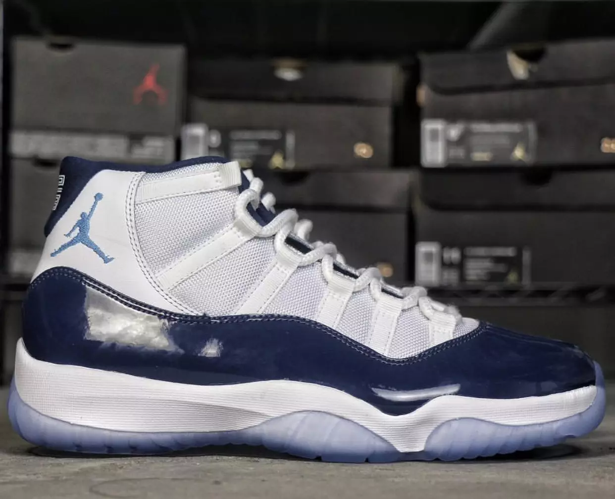 Air Jordan 11 Midnight Navy Barva: bela/Midnight Navy-University Blue Koda sloga: 378037-123 Datum izdaje: 24. november 2017 Cena: 220 USD