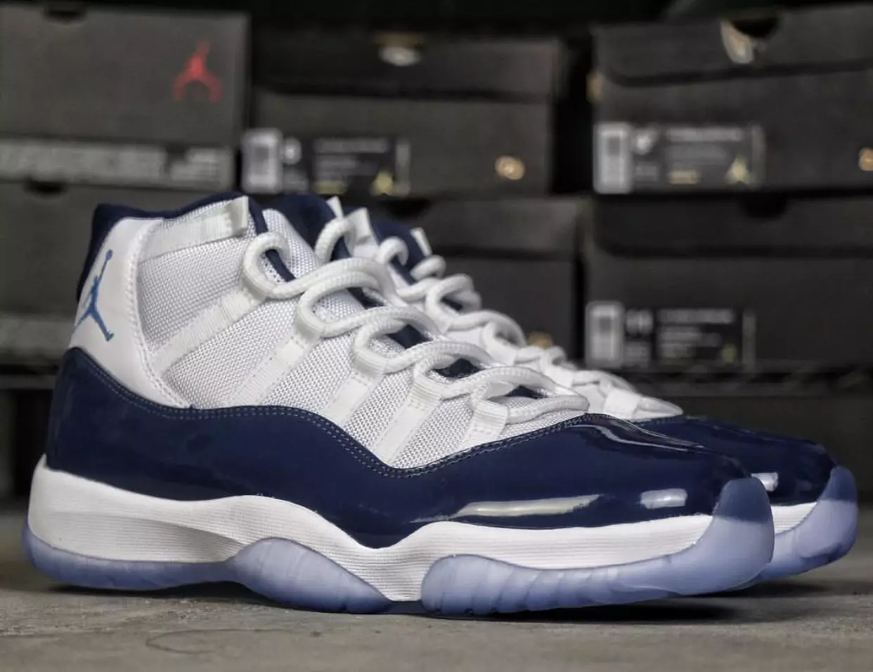 Air Jordan 11 Midnight Navy Colore: Bianco/Midnight Navy-University Blue Codice di stile: 378037-123 Data di rilascio: 24 novembre 2017 Prezzo: $ 220