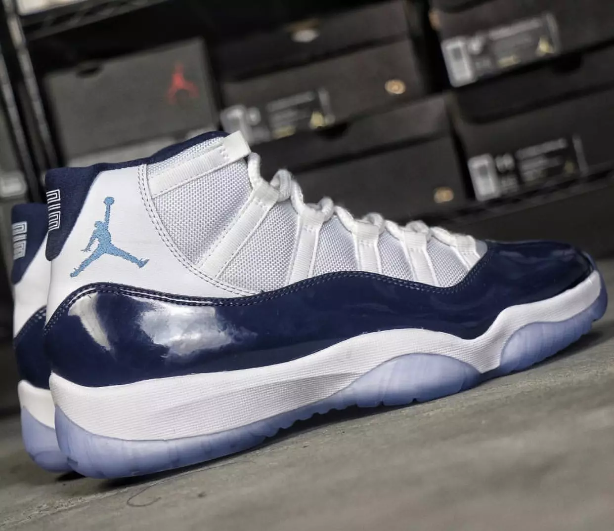 Air Jordan 11 Midnight Navy Farve: Hvid/Midnight Navy-University Blue Stilkode: 378037-123 Udgivelsesdato: 24. november 2017 Pris: $220