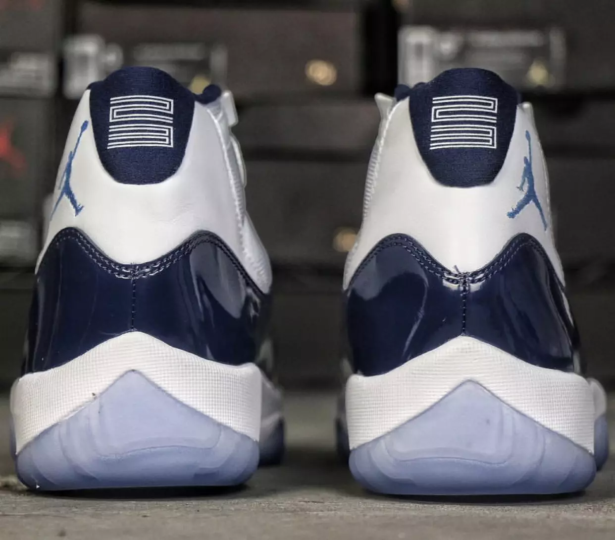 Air Jordan 11 Midnight Navy Color: Blanc/Midnight Navy-Blue Universitat Codi d'estil: 378037-123 Data de llançament: 24 de novembre de 2017 Preu: 220 $