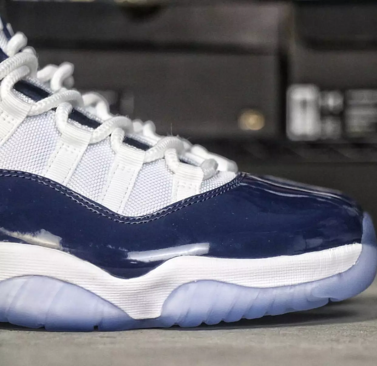 Air Jordan 11 Midnight Navy Barva: bela/Midnight Navy-University Blue Koda sloga: 378037-123 Datum izdaje: 24. november 2017 Cena: 220 USD