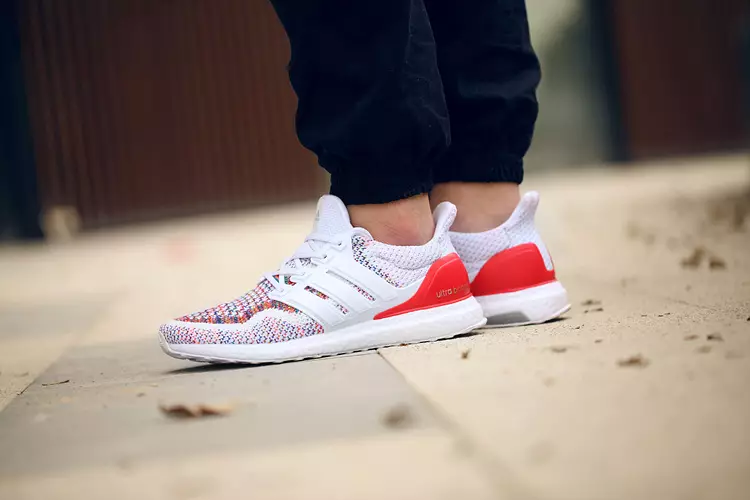 adidas Ultra Boost multicolor rojo tacón en pie