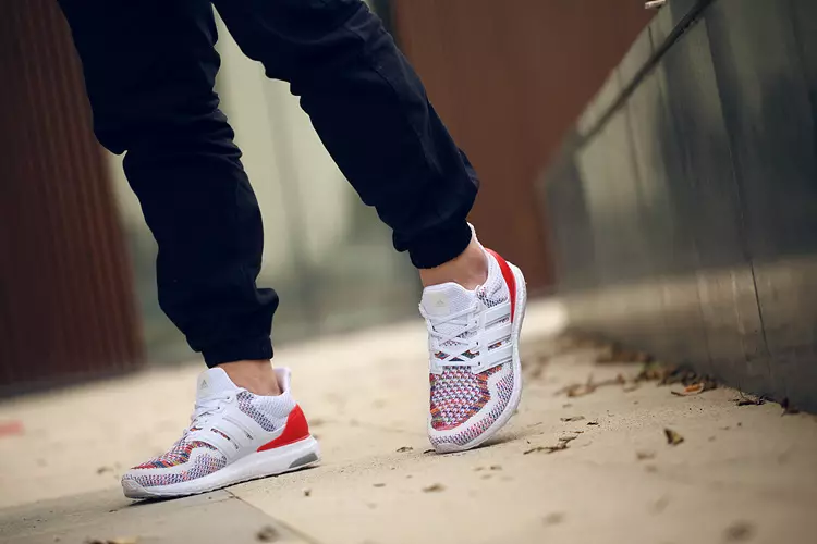 adidas Ultra Boost multicolor rojo tacón en pie