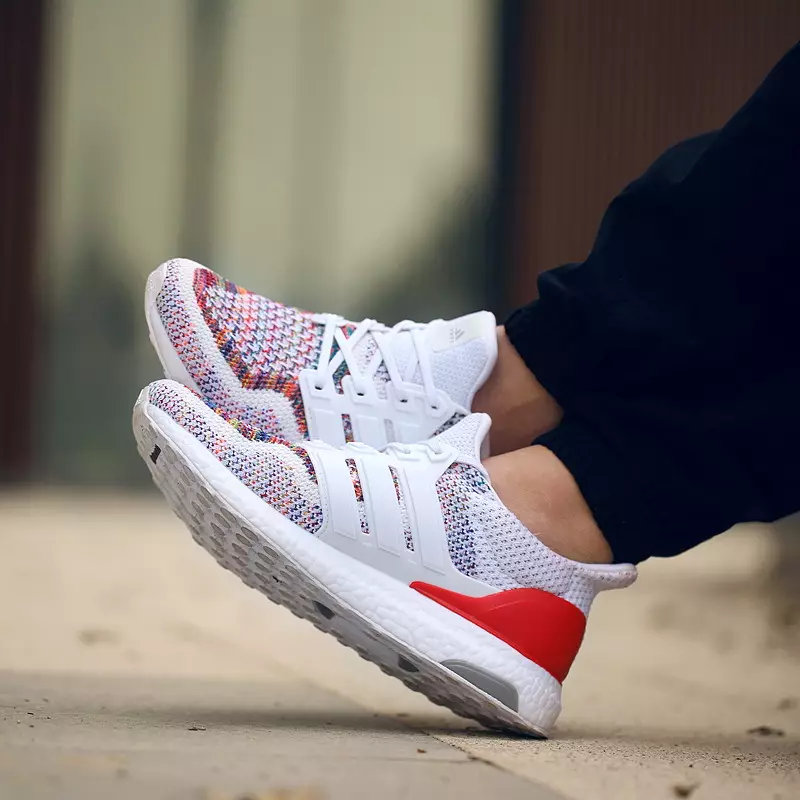 Salto adidas Ultra Boost multicolor vermelho no pé