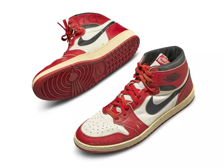 Michael Jordan Game Worn Air Jordan 1 Čikāgas spēlētāja paraugs