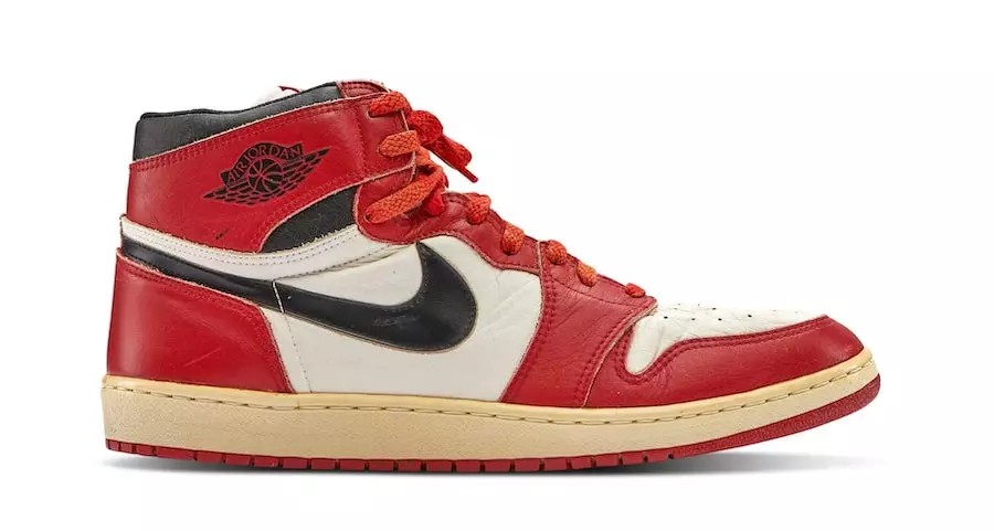 نمونه بازیکن بازی مایکل جردن-Worn Air Jordan 1 Chicago