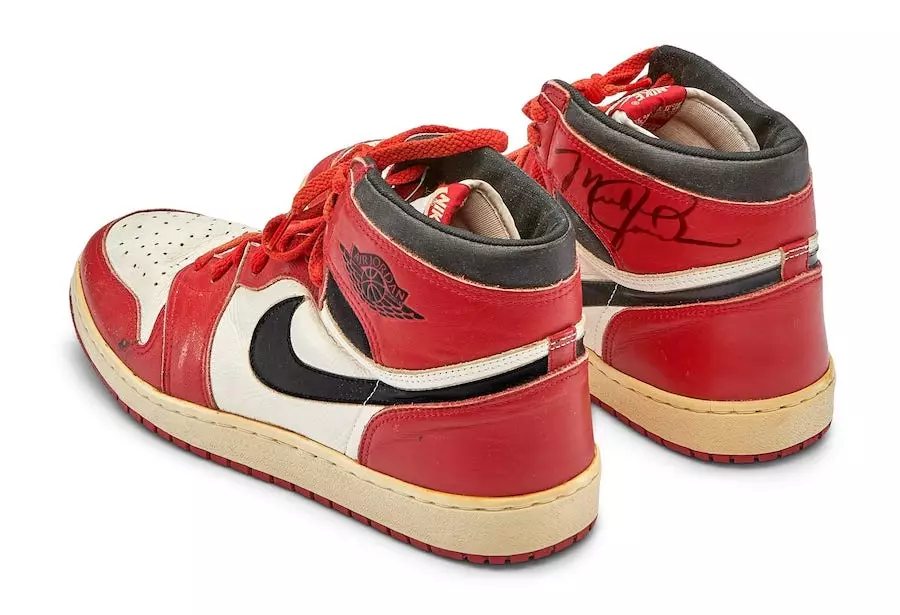 Michael Jordan Cluiche-Worn Air Jordan 1 Chicago Player Sample