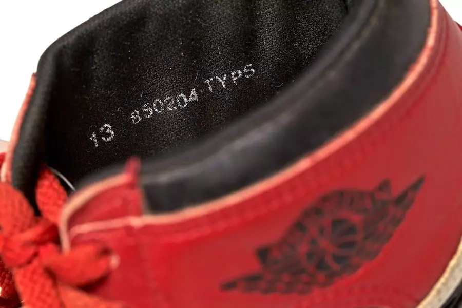 მაიკლ ჯორდანის თამაში-Worn Air Jordan 1 Chicago Player Sample