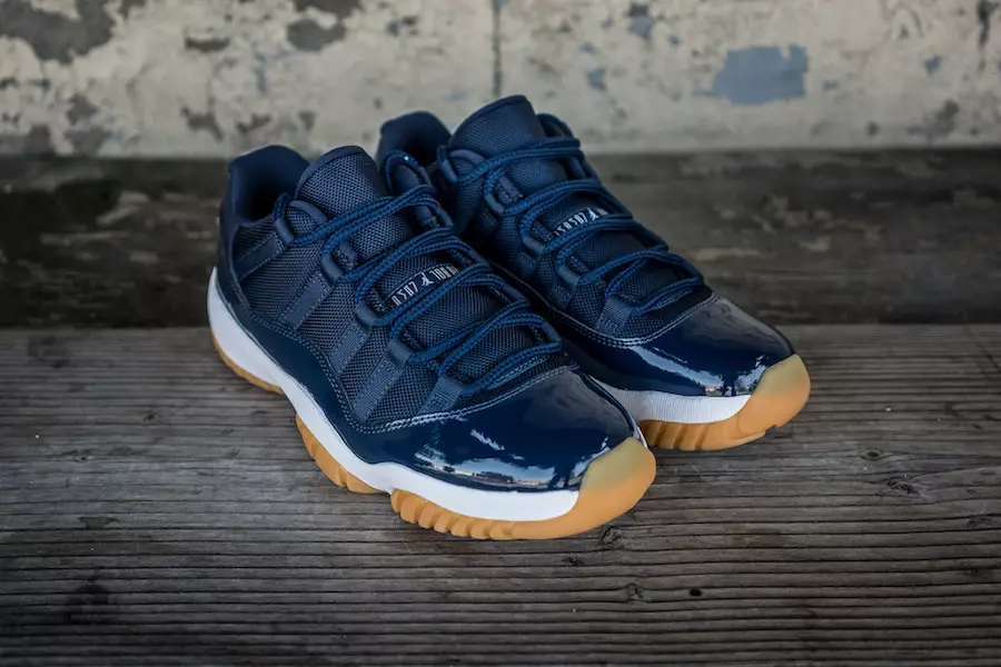 Air Jordan 11 Low Varsity Red och Navy Gum