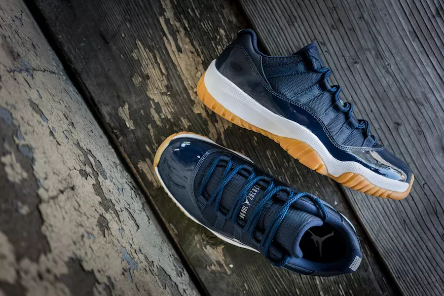 Air Jordan 11 Low Varsity Red dan Navy Gum