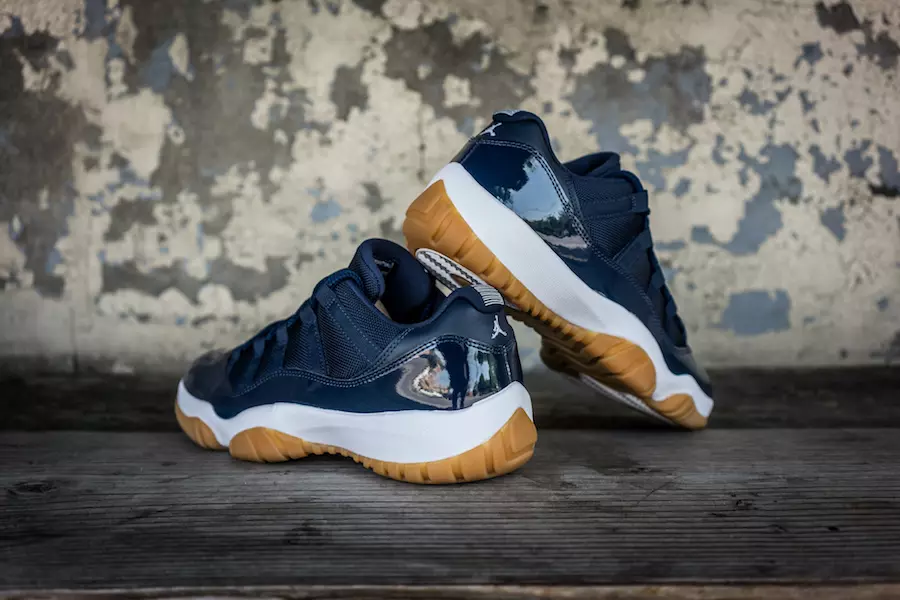 Air Jordan 11 Low Varsity Red och Navy Gum