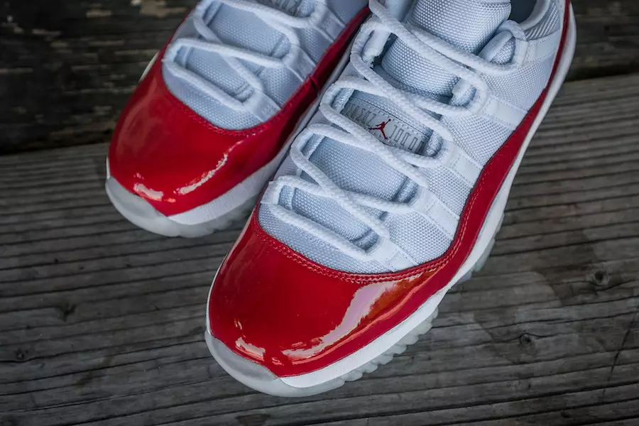 Air Jordan 11 Düşük Varsity Kırmızı ve Lacivert Sakız