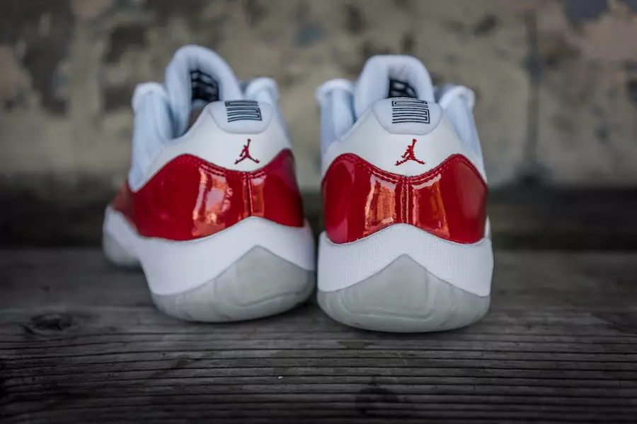 Air Jordan 11 Düşük Varsity Kırmızı ve Lacivert Sakız