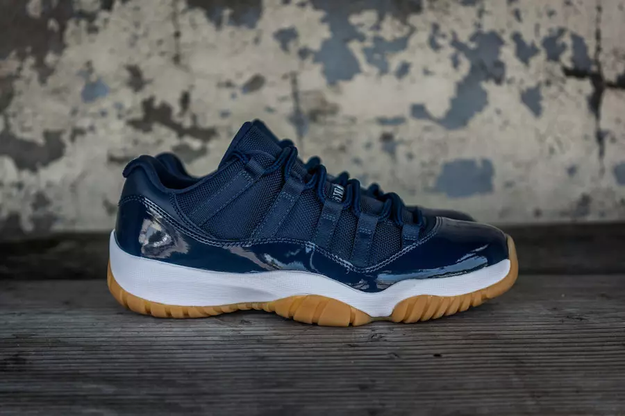 Air Jordan 11 niskorazredni crveni i tamnoplavi guma