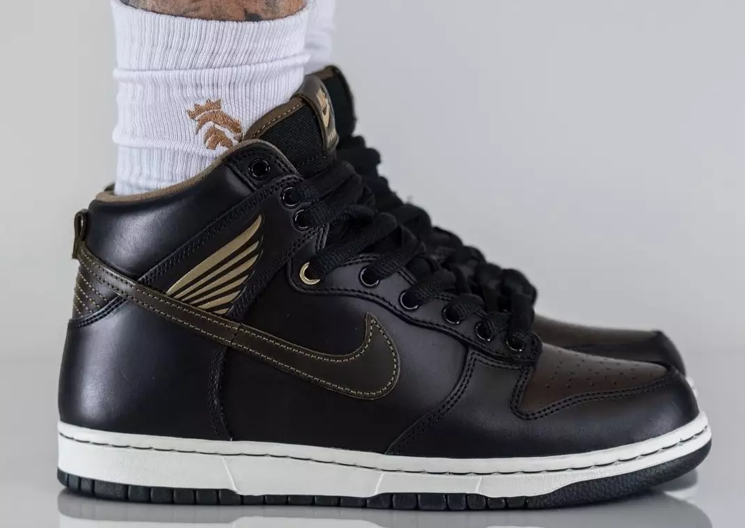 Foto in piedi del banco dei pegni x Nike SB Dunk High