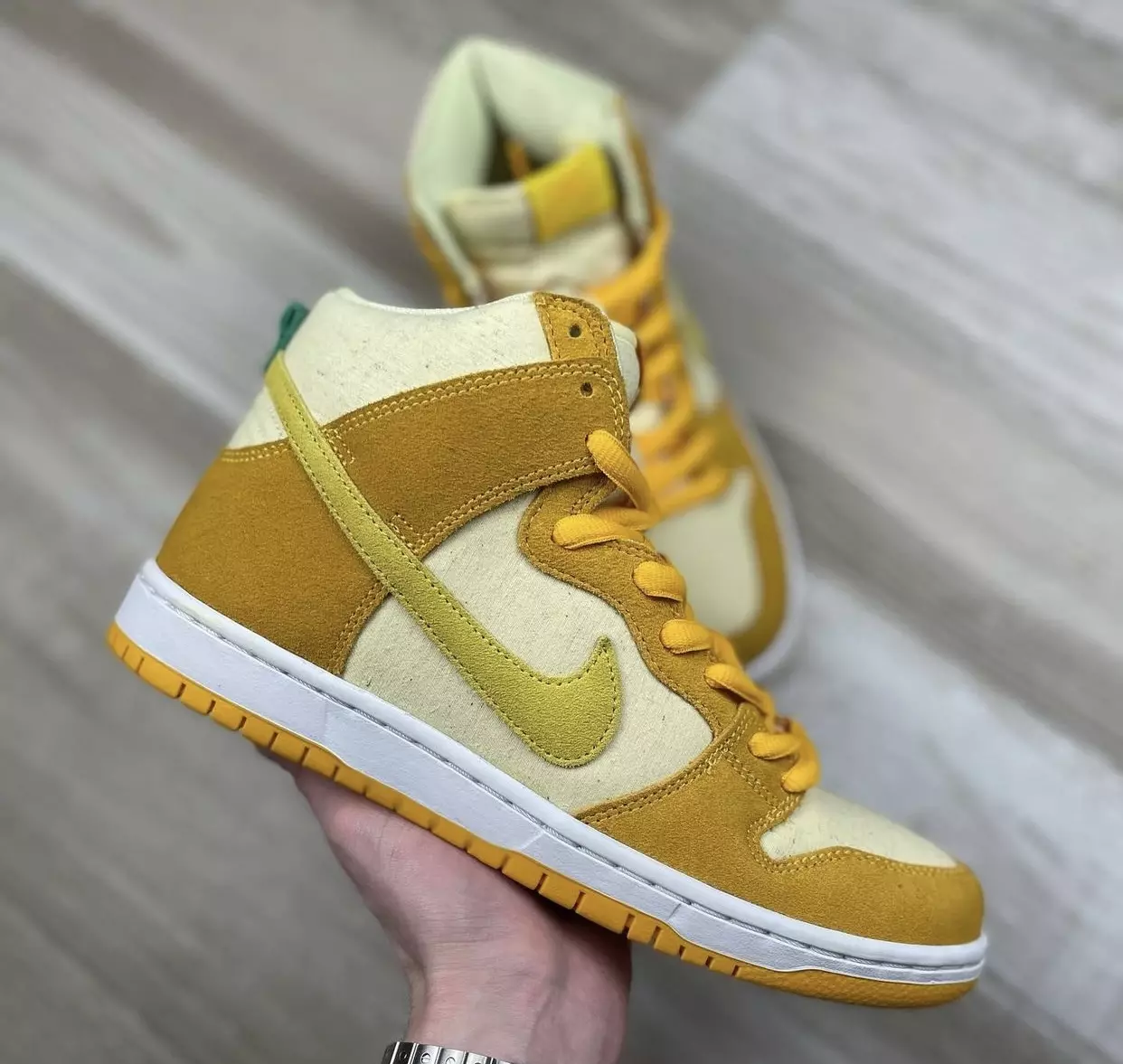 Nike SB Dunk High Pineapple DM0808-700 Utgivningsdatum i hand