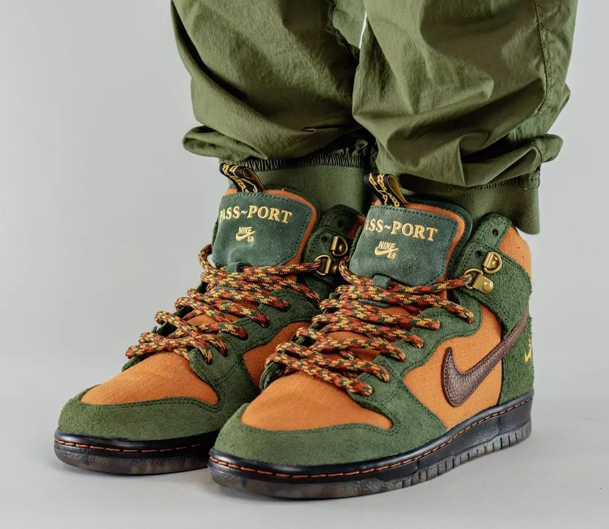 Pass~Port x Nike SB Dunk High Workboot DO6119-300 Releasedatum op de voeten