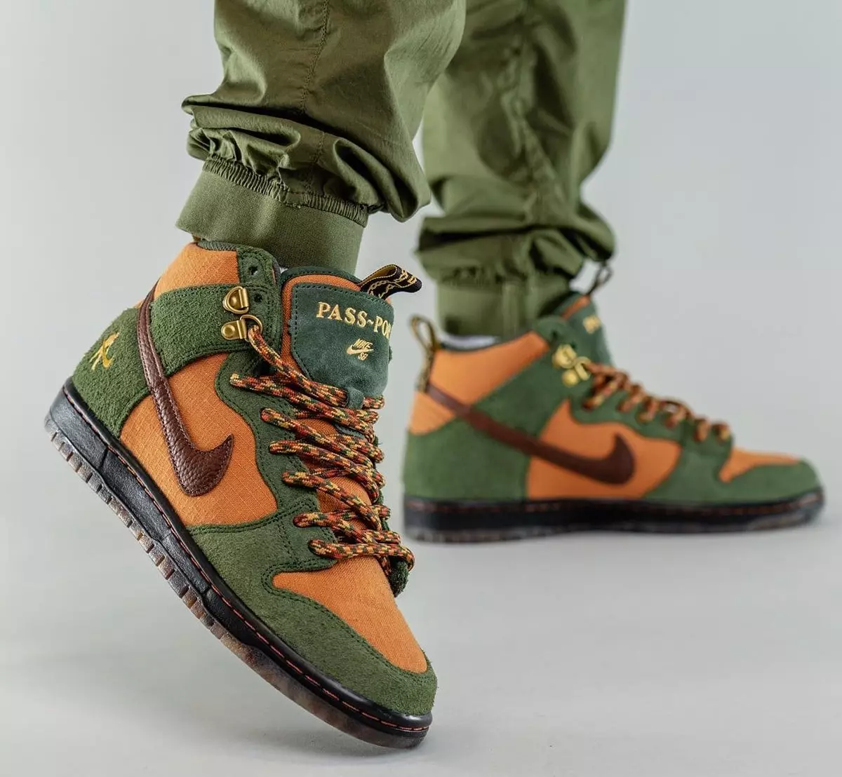 Pass~Port x Nike SB Dunk High Workboot DO6119-300 Megjelenés dátuma lábon