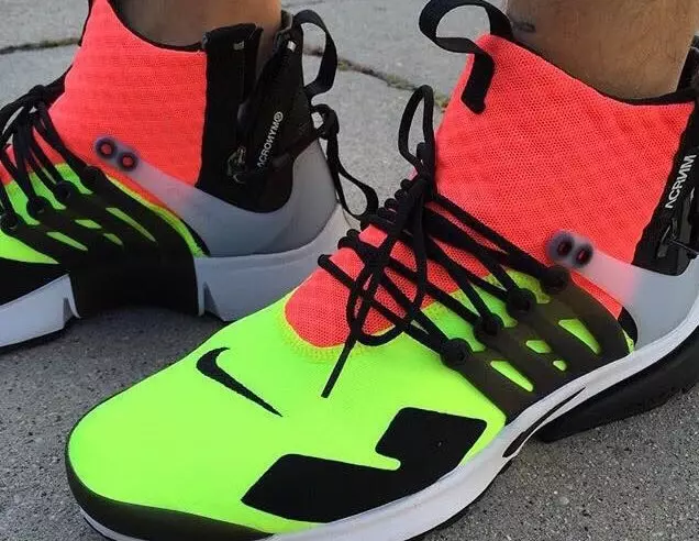 Si duket ACRONYM x Nike Air Presto në këmbë