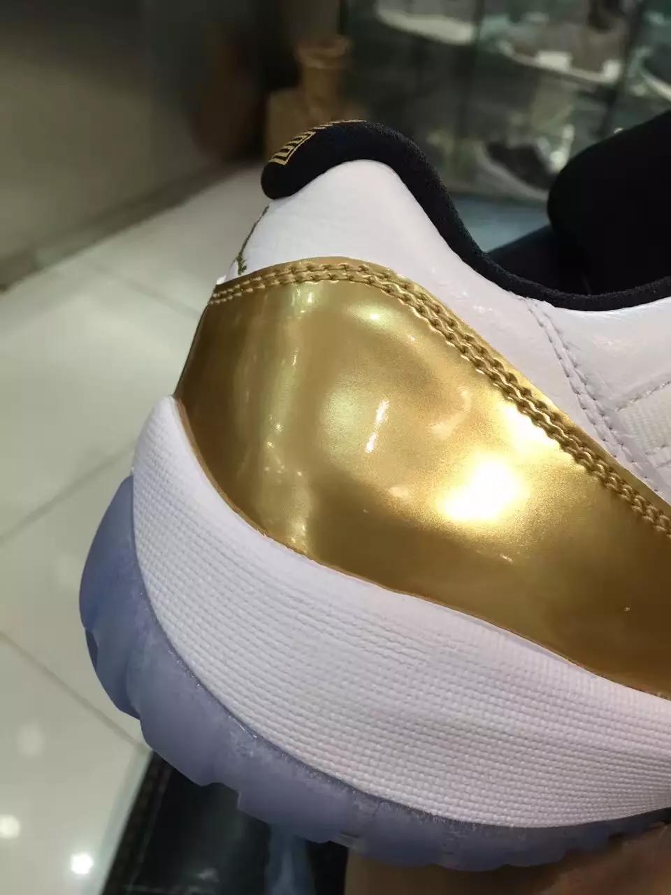 Air Jordan 11 Düşük Beyaz Metalik Altın Madeni Para