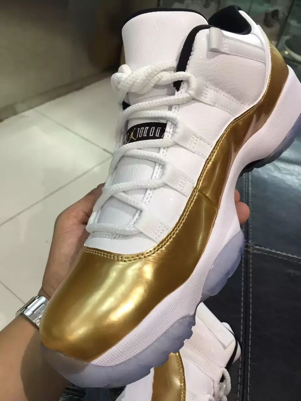 Air Jordan 11 niskobijeli metalik zlatni novčić