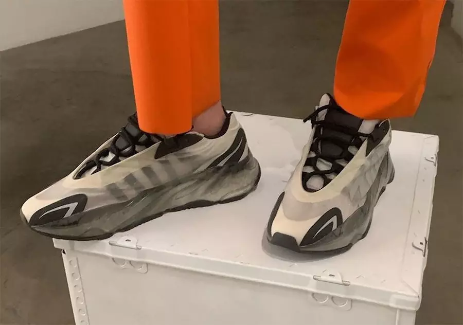 Adidas Yeezy Treisiú 700 MNVN Dáta Eisiúna Cnámh