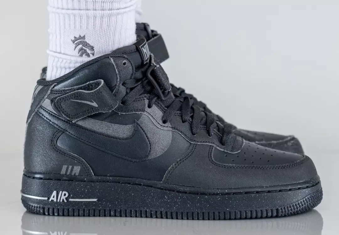 Nike Air Force 1 Mid “Off Noir” သည် ခြေဖဝါးပေါ်ရှိပုံပေါ်သည်။