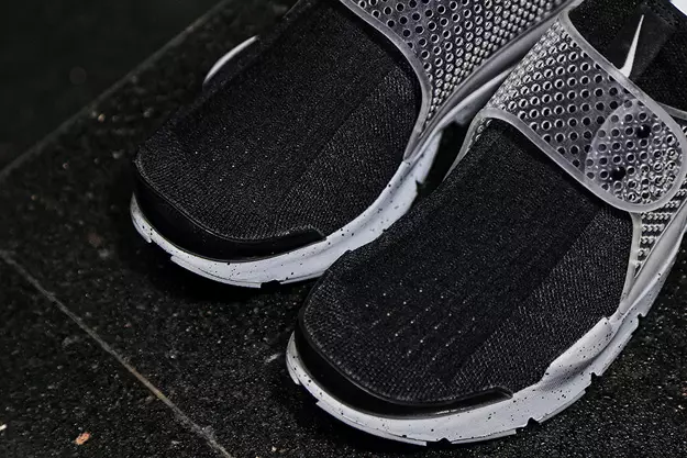 reka bentuk serpihan Nike Sock Dart Oreo