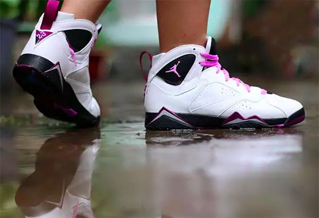 Air Jordan 7 Retro GS Fuchsia Brilho nos Pés