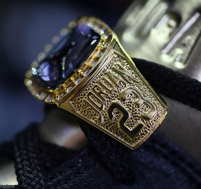 Čipkované zámky Air Jordan Cigar Champagne Ring