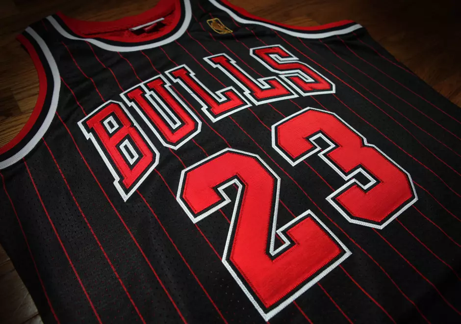 Camiseta Michael Jordan 1996-97 negra a rayas Mitchell Ness