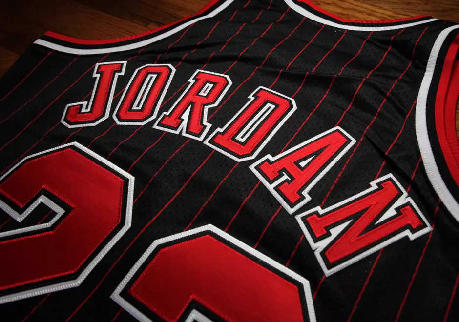 Michael Jordan 1996-97 crni prugasti dres Mitchell Ness